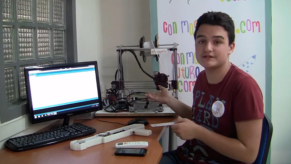 Diego con 14 años explicando un proyecto de Arduino